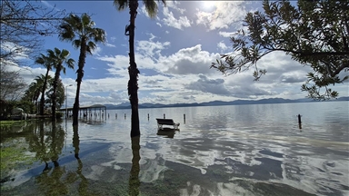 Aşırı yağışlar Köyceğiz Gölü'nü taşırdı