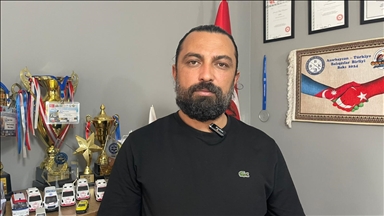 Boğazına kaçan yiyeceği kendi kendine yaptığı Heimlich manevrasıyla çıkardı