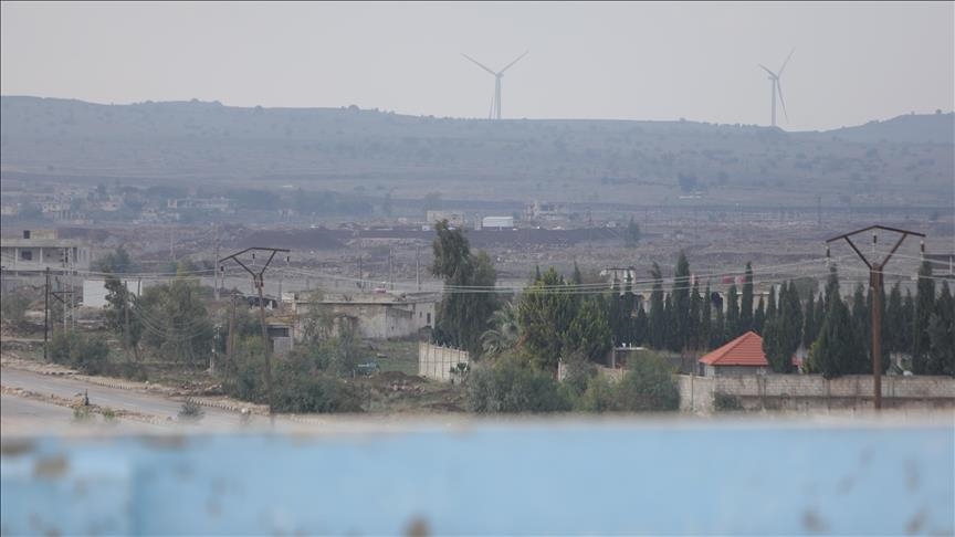 Izraeli sulmon me artileri varrezat në Sirinë jugore
