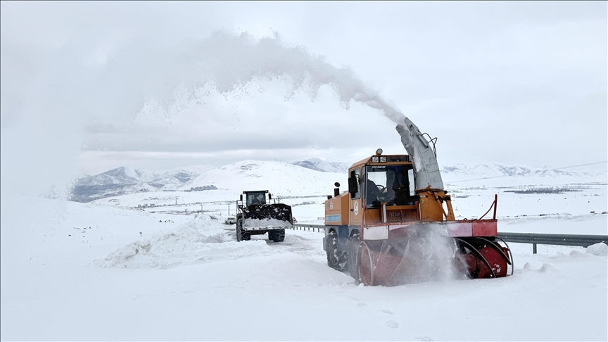 Li Bidlîsê "Pilingên berfê" ji bo vekirina rêyan bênavber li qadê ne