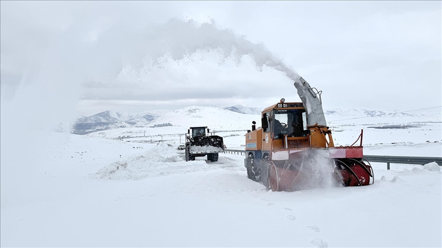 Bitlis'te "kar kaplanları" kesintisiz ulaşım için sahada