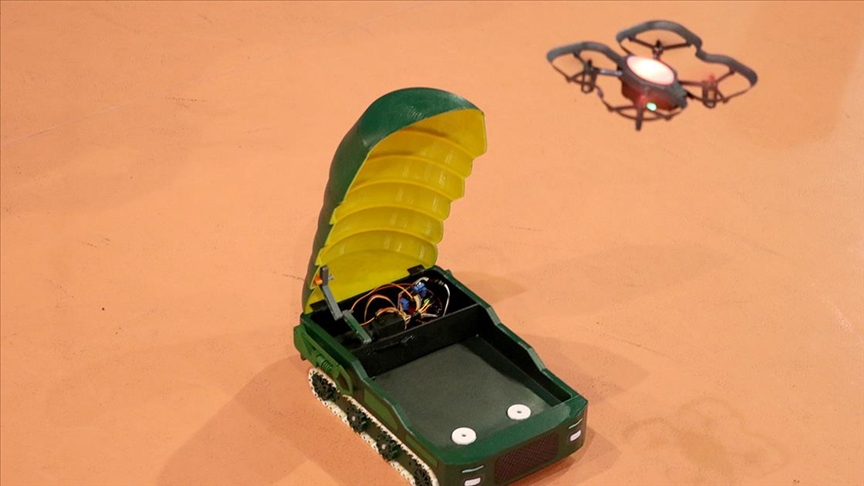 Liselilerin robotu, tırtıl gibi ilerleyip gövdesinde sakladığı dronla alan taraması yapacak