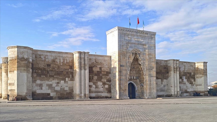 Tarihi Sultanhanı Kervansarayı'nda tefrişatı yapılan odalar ziyaretçilerini ağırlıyor