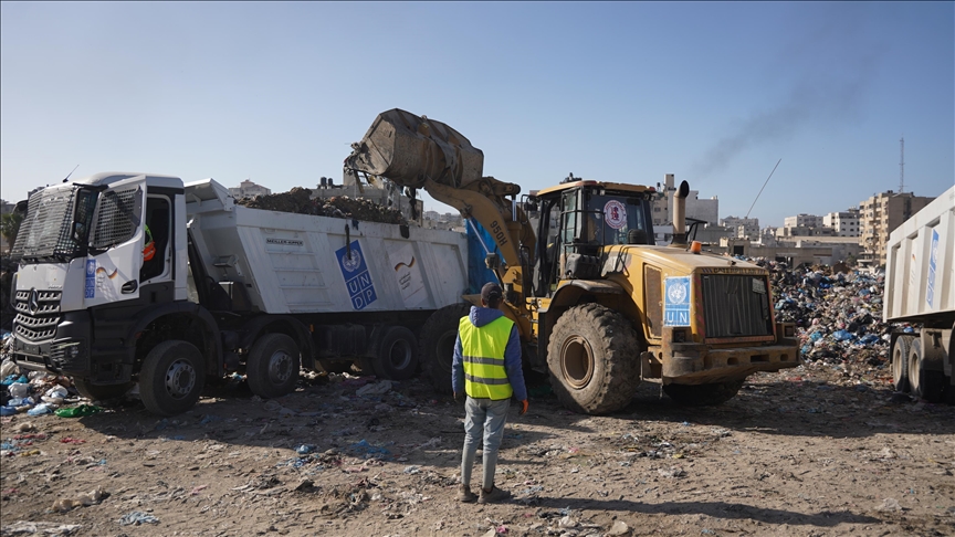 بلدية غزة تبدأ نقل 300 ألف متر مكعب نفايات من وسط المدينة