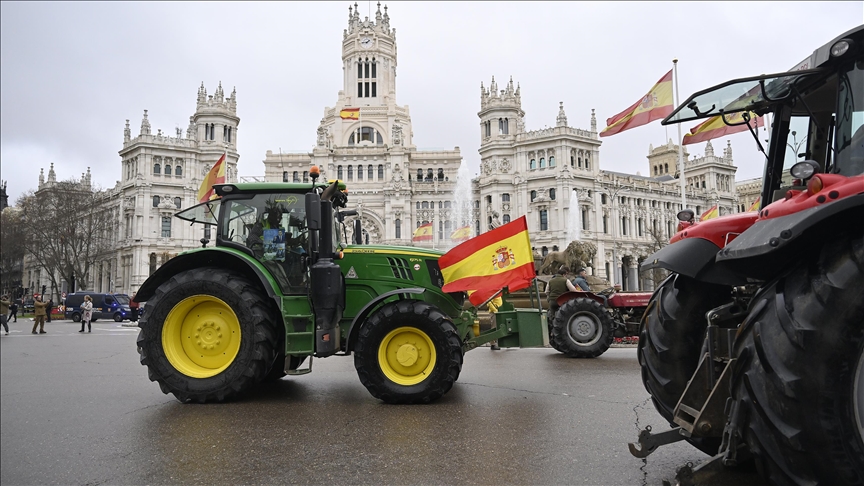 Fermerët spanjollë protestojnë me traktorë në Madrid kundër marrëveshjes BE Mercosur