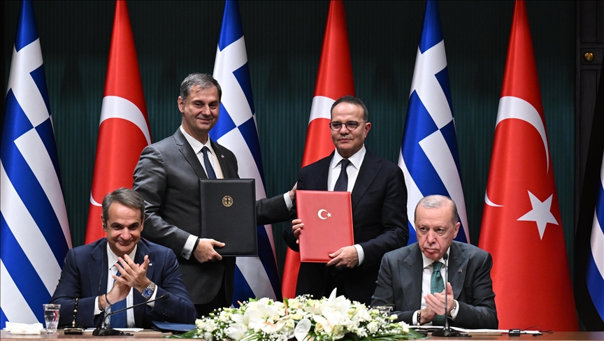 تركيا واليونان توقعان اتفاقيات تعاون في الاستثمار والنقل والتكنولوجيا