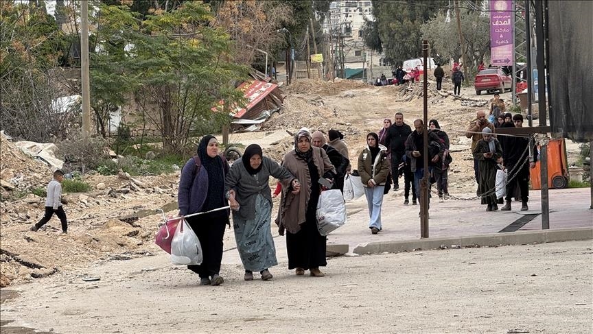 الضفة.. مستوطنون يهجرون 15 عائلة فلسطينية من غرب أريحا