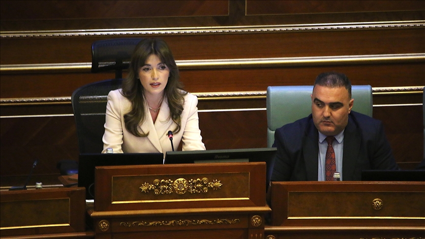 Osmani dhe Begaj urojnë kryetaren e re të Kuvendit të Kosovës  Albulena Haxhiu