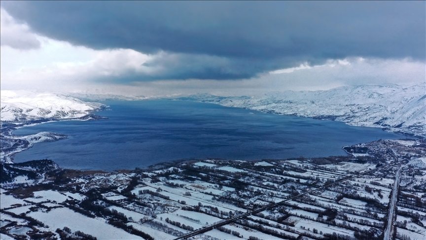 Gola Hazarê ya ku berfê dora wê pêçaye, mazûvaniya ziyaretvanên xwe dike