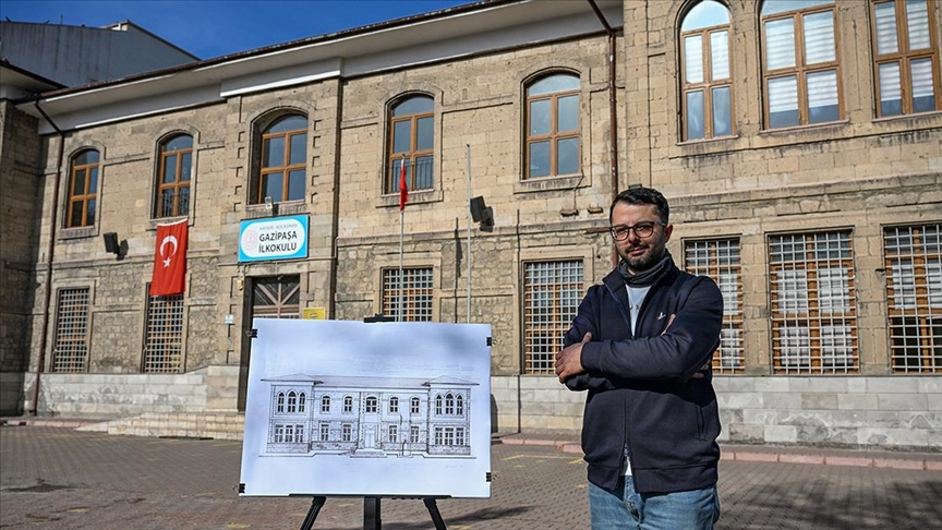 Üçüncü kuşak ressam kentteki tarihi eserleri tuvaline taşıyor