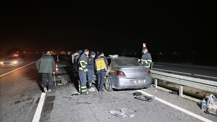 Li Mêrdînê otomobîlê li bariyerê xist û 3 kes tê da birîndar bûn