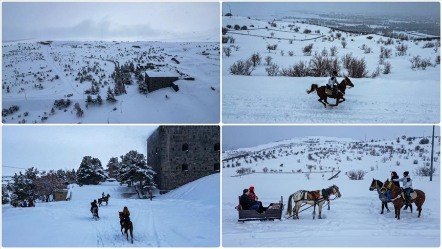 Karla kaplı Aziziye Tabyaları'nda bindikleri atları dörtnala koşturup keyifli vakit geçiriyorlar