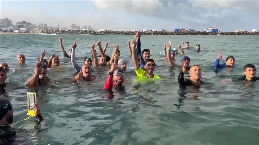 Gazze’de kış soğuğunda yüzen Filistinliler, İsrail’e meydan okurcasına hayata tutunma iradesi gösteriyor