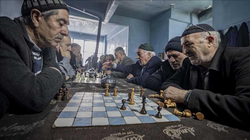 Од детството до денес: Кафуле во турски Ерзурум ги обединува генерациите шахисти