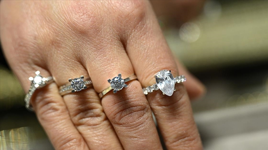 Sevgililer Günü için gençler gümüş, yetişkinler altın tercih ediyor