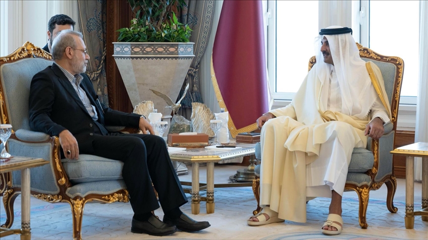 أمير قطر يبحث مع لاريجاني خفض التصعيد قبيل لقاء ترامب ونتنياهو