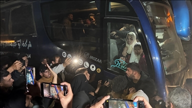 Dhjetëra palestinezë kalojnë pikën kufitare Rafah, ribashkohen përsëri familjet në Gaza