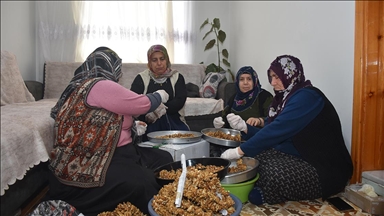 Kadınlar ipe ceviz dizerek hem ev ekonomisine katkı sağlıyor hem de zamanlarını değerlendiriyor