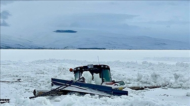 Yüzeyi buzla kaplı Çıldır Gölü'nde çalışma yaparken batan traktör çıkarıldı