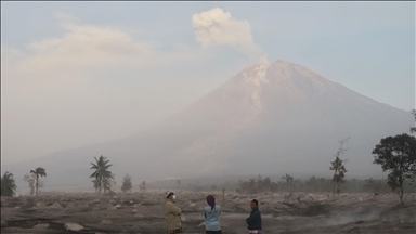 Endonezya'daki Semeru Yanardağı'nda 5 kez patlama meydana geldi