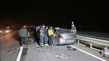 Li Mêrdînê otomobîlê li bariyerê xist û 3 kes tê da birîndar bûn