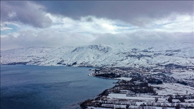 Çevresi karla kaplı Hazar Gölü ziyaretçilerini ağırlıyor
