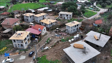 İzmir'de orman yangınında zarar gören yapıların yerine inşa edilen konutlar yükseliyor