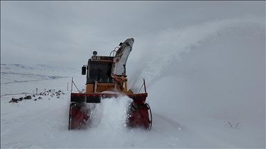 Li Îdirê xebatên vekirina rêyên gundan yên ji ber berfê girtî ne berdewam dikin