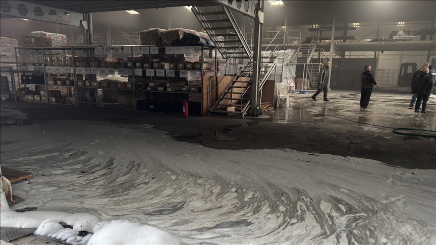 Balıkesir'de yapı malzemeleri deposunda çıkan yangın söndürüldü