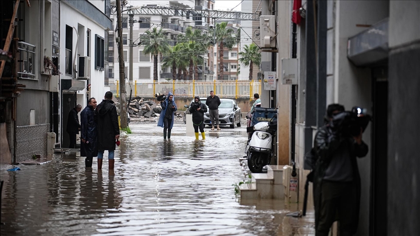 İzmir'de etkili olan sağanak yaşamı olumsuz etkiledi