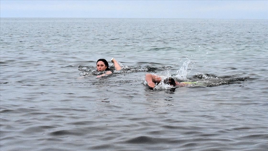Kış turizmine dikkati çekmek amacıyla dondurucu soğukta Van Gölü'nde yüzdüler