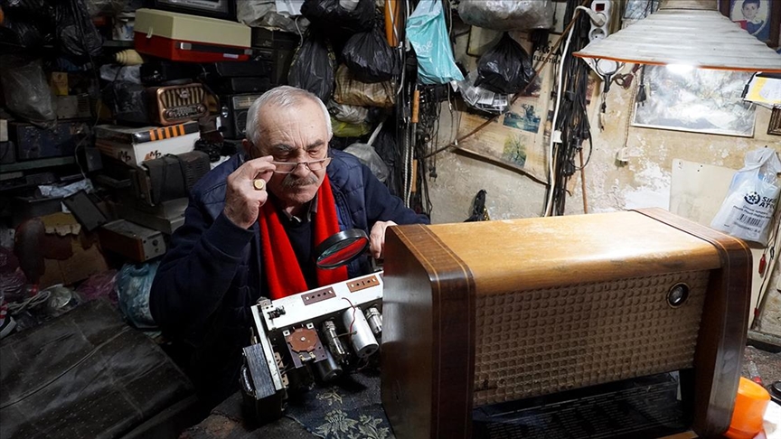 Muğla'da tarihi çarşının "Radyocu Mustafa"sı 58 yıldır radyo tamir ediyor