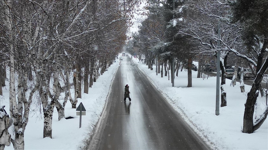 Li Rojhilatê Anadoluyê li 5 parêzgehan berf û serma bi tesîr e