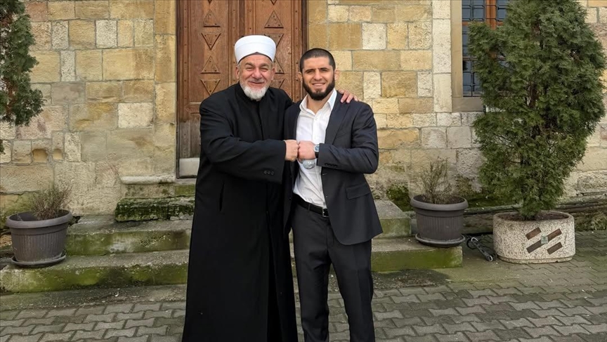 MMA borac Islam Mahačev posjetio Bajrakli džamiju, jedinu u glavnom gradu Srbije