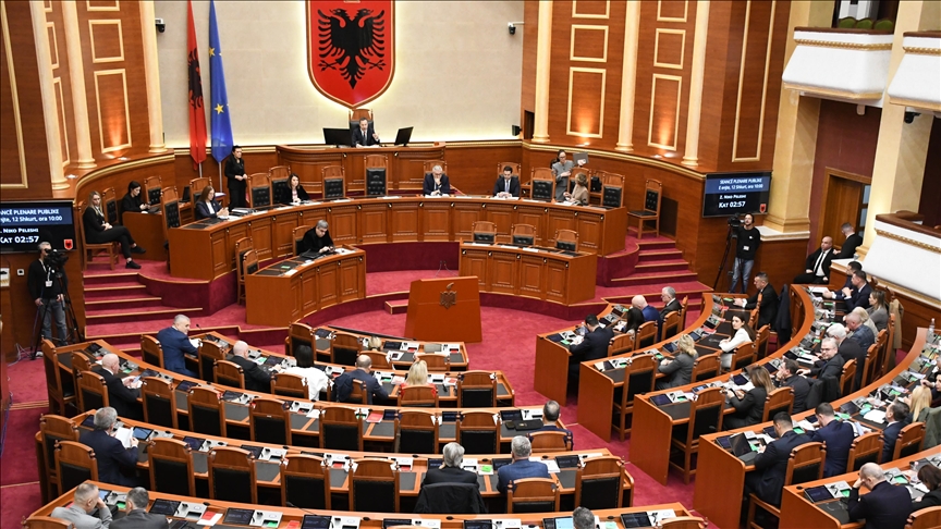 Kuvendi i Shqipërisë interpelancë me ministren e Arsimit për sigurinë në shkollë, debate për çështjen Balluku 