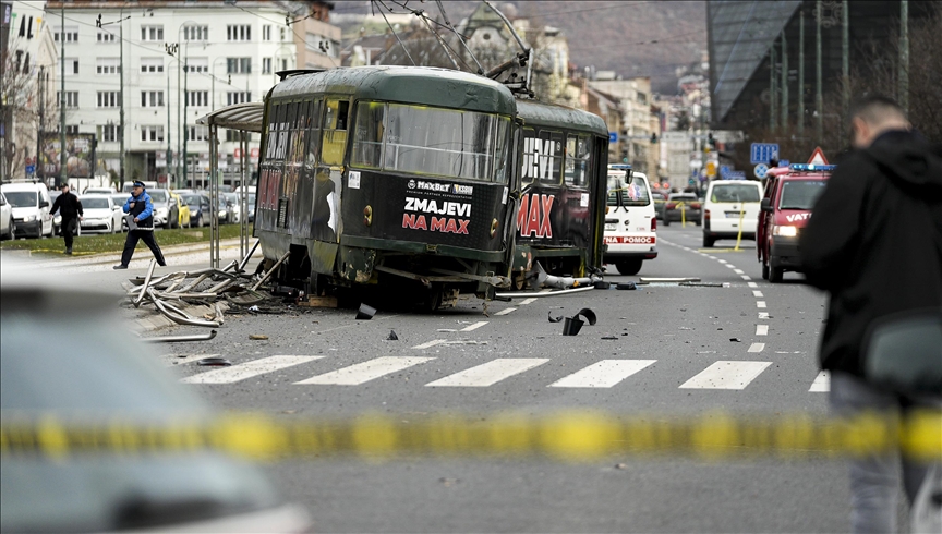 Tramvaji del nga shinat në Sarajevë: Një person i vdekur dhe disa të lënduar