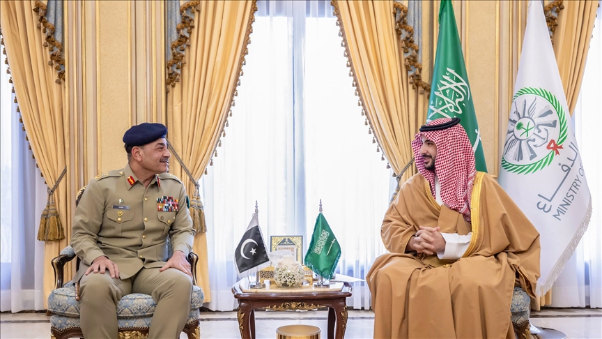 وزير الدفاع السعودي وقائد الجيش الباكستاني يؤكدان الشراكة