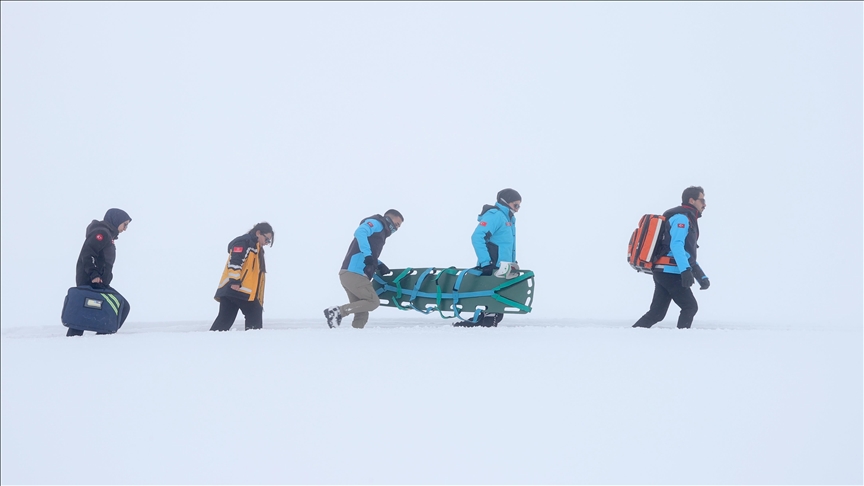 Li Hekariyê karmendên tendirustiyê di mercên dijwar ên zivistanê da bi hawara nexweşan va diçin