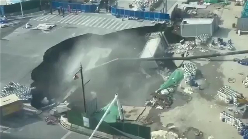 Çin'in Şanghay şehrinde metro inşaatının sürdüğü güzergahtaki kavşak çöktü