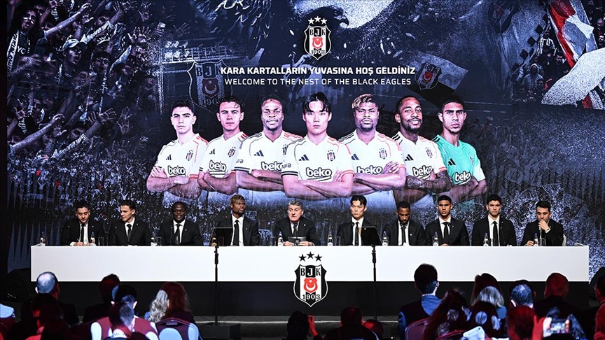 Beşiktaş, yeni transferleri için imza töreni düzenledi
