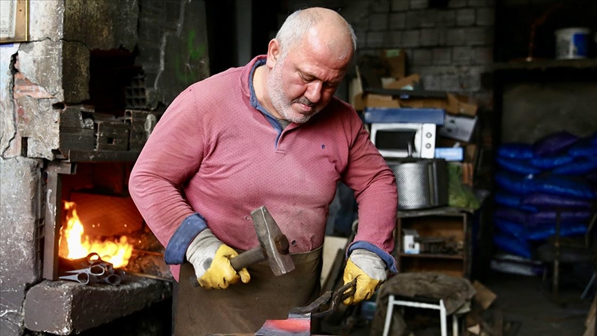 Tutkuyla dövdüğü demir ve çeliği yaklaşık 40 yıldır tarım aletlerine dönüştürüyor