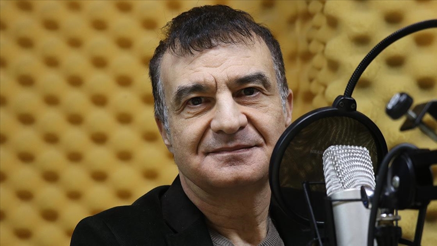 Doktor önlüğüyle hastanede, mikrofon başında radyoda