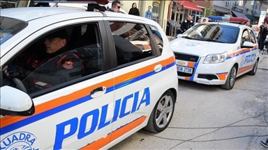 Shqipëri, arrestohet një person që tentoi grabitjen e bankës me armë  