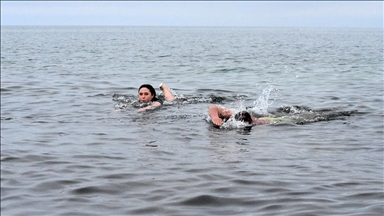 Kış turizmine dikkati çekmek amacıyla dondurucu soğukta Van Gölü'nde yüzdüler