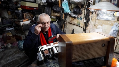 Muğla'da tarihi çarşının "Radyocu Mustafa"sı 58 yıldır radyo tamir ediyor