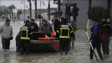 بدراجته المائية.. مغربي يشارك في عمليات الإنقاذ جراء الفيضانات 