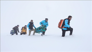 Hakkari'de sağlıkçılar zorlu kış şartlarında hastaların imdadına yetişiyor