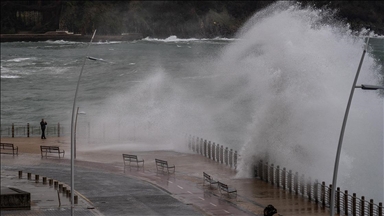 İspanya'nın kuzeyindeki şiddetli rüzgar yaşamı felç etti