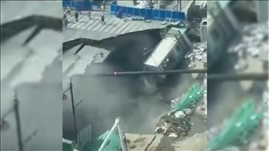 Çin'in Şanghay şehrinde metro inşaatının sürdüğü güzergahtaki kavşak çöktü