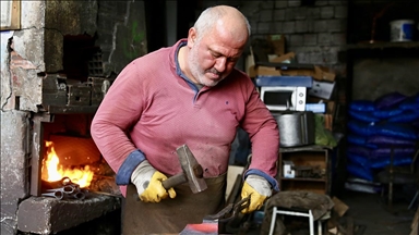 Tutkuyla dövdüğü demir ve çeliği yaklaşık 40 yıldır tarım aletlerine dönüştürüyor
